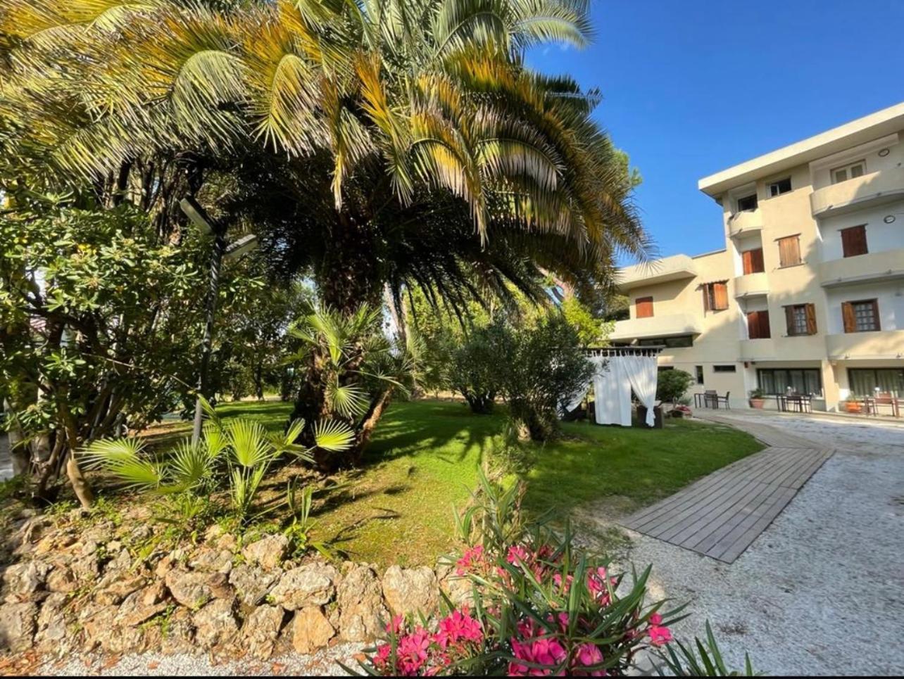 Hotel La Tavernetta Dei Ronchi Marina di Massa Exterior photo